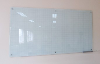 [Báo giá] làm bảng mica treo tường văn phòng